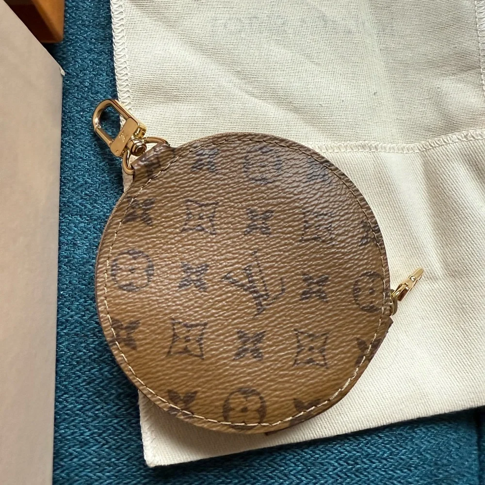 Louis Vuitton Bandouliere Strap w/round coin purse in Monogram Reverse canvas. - Picture 3 of 7